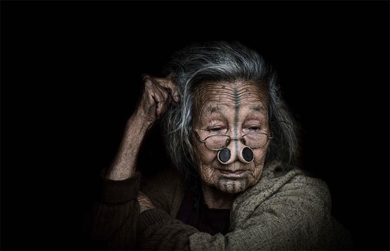 آخر صائدي الرؤوس.. جولة مصورة داخل قبيلة على وشك الاندثار