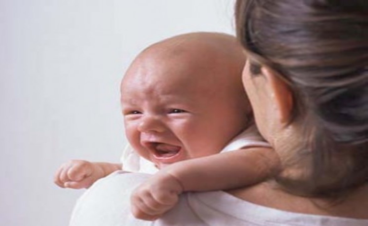 بكاء طفل يدفع سيدة لإبلاغ الشرطة عن والدته بسبب الإزعاج