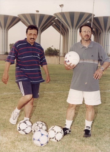 أحمد الطرابلسي يمينا