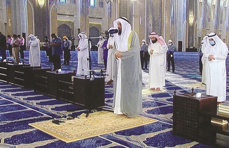 صلاة الجمعة أقيمت في المسجد الكبير وفق الاشتراطات الاحترازية