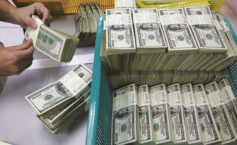 المستثمرون يهرعون صوب السندات والأسهم