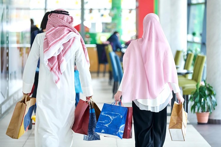 التسوق في أحد المجمعات التجارية قبل الإغلاق