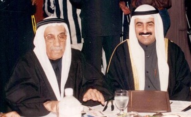 العتيقي - رحمه الله - مع ناصر الروضان خلال حضورهما حفل تكريم سمو الامير الراحل الشيخ جابر الاحمد بمناسبة اختيار سموه شخصية العام الخيرية