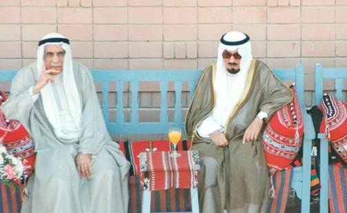 امير البلاد الراحل الشيخ جابر الاحمد مع عبد الرحمن العتيقي رحمهما الله