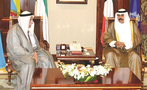 سمو ولي العهد الشيخ نواف الاحمد مع عبد الرحمن العتيقي رحمه الله
