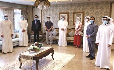 الشيخ د. باسل الصباح خلال استقباله وفد جمعية الجراحين