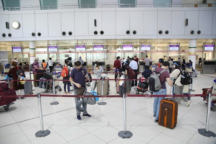 عدد من الوافدين لدى إنهاء الإجراءات بالمطار 	(ريليش كومار)