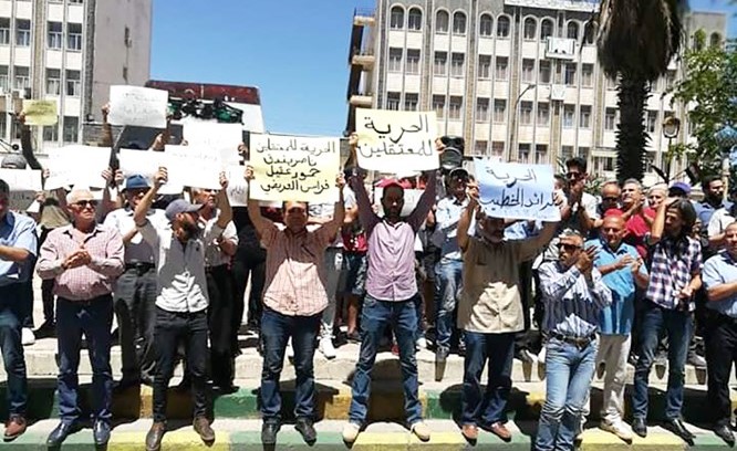 صورة نشرتها صفحة السويداء 24 للشعارات التي رفعها المتظاهرون أمس
