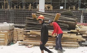 صورة ارشيفية للعمل خلال وقت الظهيرة
