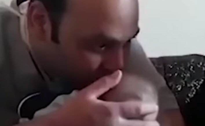 بالفيديو.. انتظره 11 عاما.. طبيب مصري فقد بصره يحتضن ابنه الرضيع لأول مرة