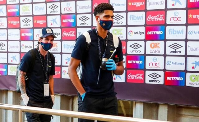 فيديو طريف لنجم برشلونة.. ارتدى الكمامة عندما رأى الكاميرا