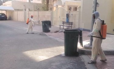 جانب من عملية تعقيم الحاويات