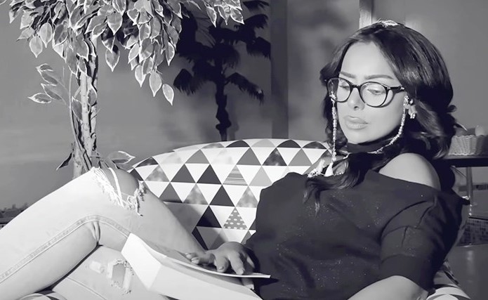 بالفيديو.. هند البلوشي.. فنانة حقيقية صنعت من «لاشي.. شي»