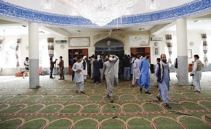 افغانيون يتفقدون موقع تفجير مسجد في كابول 	(رويترز)