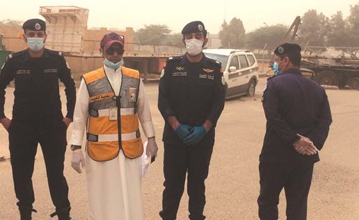 ضباط من امن الاحمدي خلال عملية ازالة المركبات بحضور مفتش البلدية