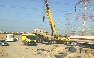 الرافعة تزيل احدى الشاحنات المخالفة