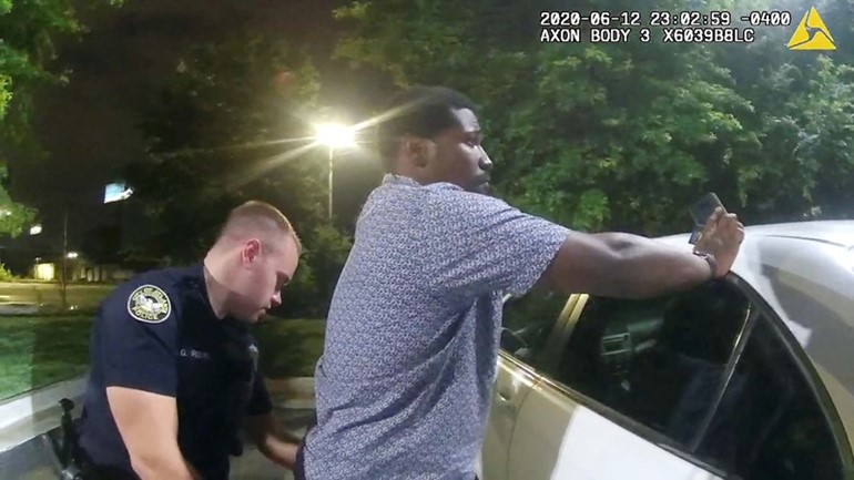 صورة عن ڤيديو للحظة توقيف الشرطي غاريت رولف للضحية رايتشارد بروكس قبل قتله	(رويترز)