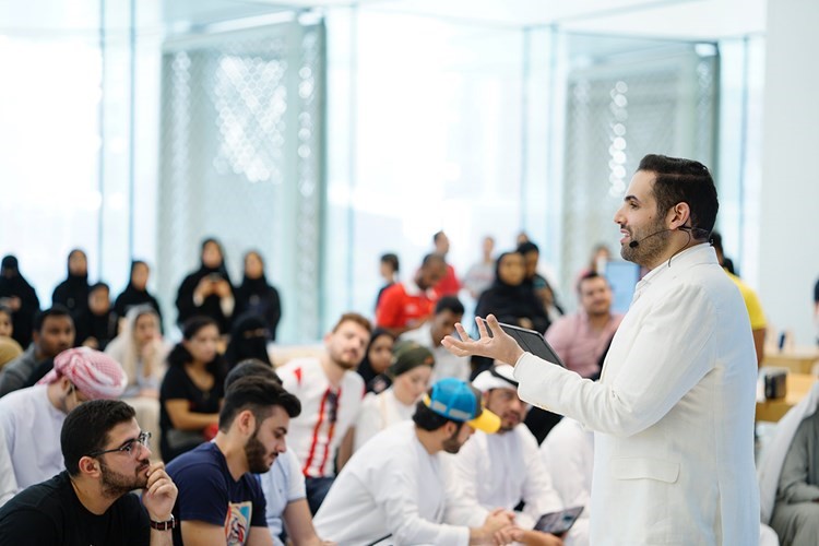 عبدالله الشايجي مشاركا في إحدى محاضراته