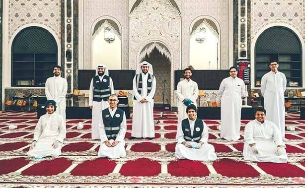 متطوعون من جمعية الإصلاح يشاركون في تنظيم الدخول والخروج من المساجد وفق الاشتراطات الصحية