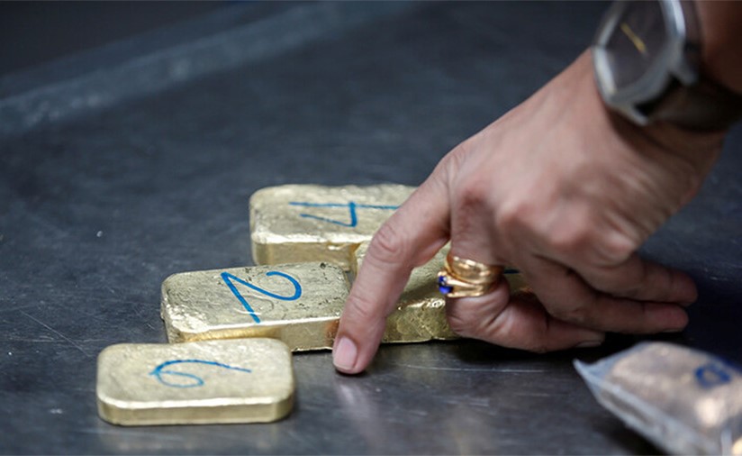 البحث عن صاحب حقيبة منسية تحتوي على 3 كيلوغرامات من الذهب