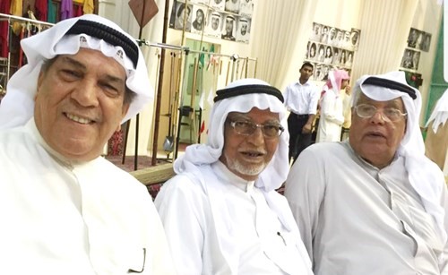 الشاعر القدير سالم الوهيدة يتوسط الملحن عبدالعزيز الحمدان و صالح الغريب