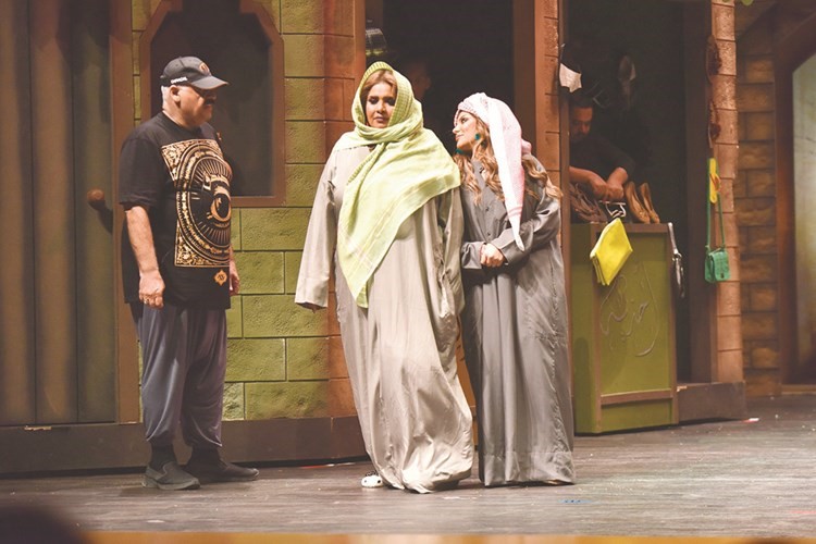 داود حسين وإلهام الفضالة وهيا الشعيبي في مشهد من مسرحية ريا وسكينة