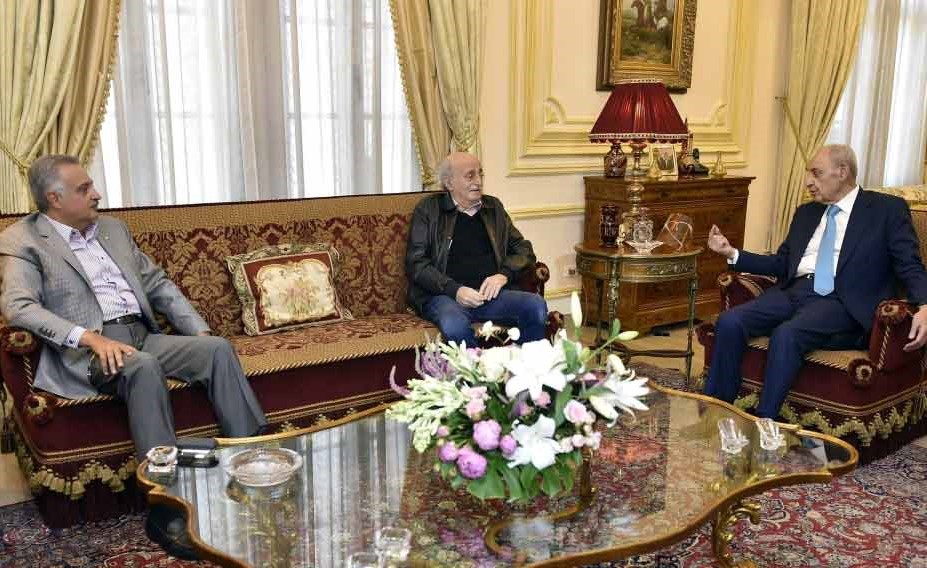  رئيس مجلس النواب نبيه بري خلال رعايته لقاء المصالحة بين رئيس الحزب التقدمي الاشتراكي وليد جنبلاط ورئيس الحزب الديموقراطي اللبناني النائب طلال أرسلان في عين التينة (محمود الطويل)