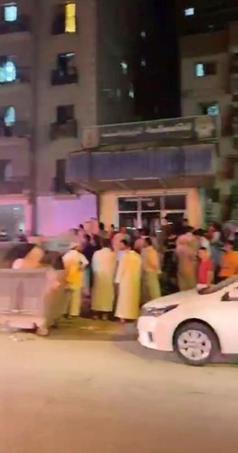 قاطنو البناية بعد اخلائها