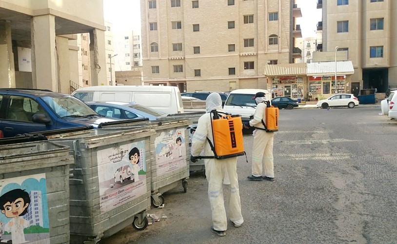 عمال البلدية خلال تعقيم الحاويات