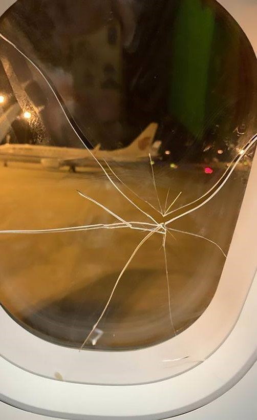 فتاة تحطّم نافذة طائرة وتضطرها للهبوط