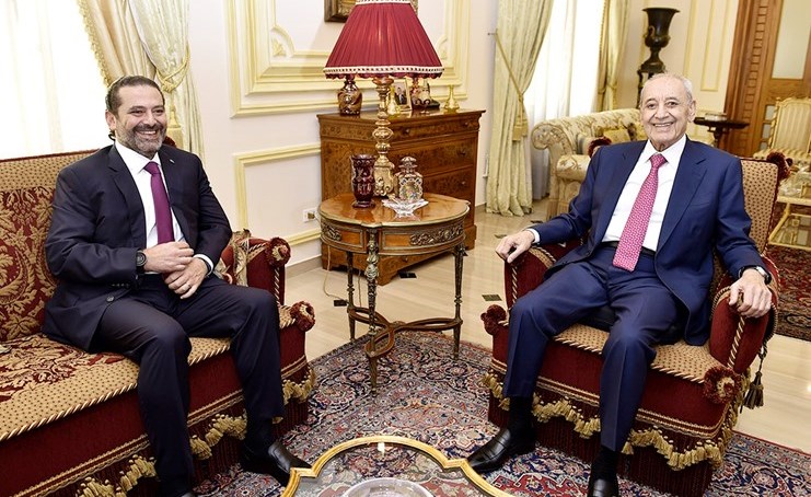 رئيس مجلس النواب نبيه بري خلال لقائه الرئيس سعد الحريري في عين التنية(محمود الطويل)