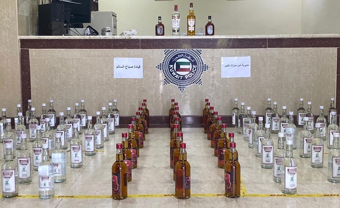الخمور المضبوطة تفترش مدخل مخفر صباح السالم