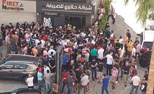 جانب من الازدحام امام احد محلات الصرافة
