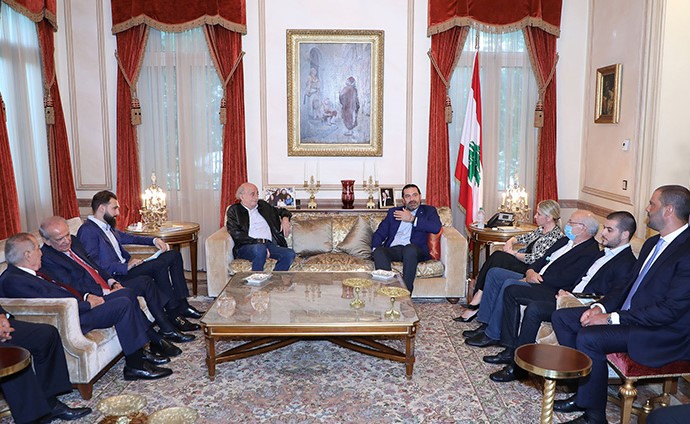 الرئيس سعد الحريري مستقبلا رئيس الحزب التقدمي الاشتراكي وليد جنبلاط على رأس وفد نيابي وحزبي في بيت الوسط (محمود الطويل)