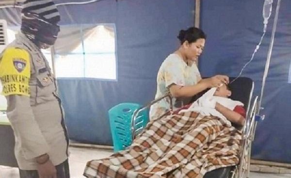 بالصور.. ثعبان ضخم يلتف على رقبة شاب ويخنقه حتى الموت أمام أصدقائه