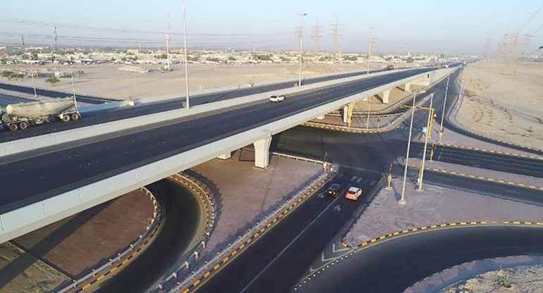 أحد الجسور فوق تقاطع يربط بين عدة شوارع