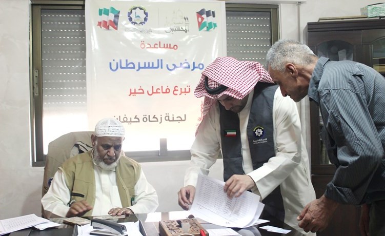 الخميس والبدر يوزعان مساعدات مرضى السرطان