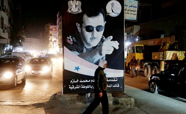صورة الرئيس بشار الاسد في احد شوارع دمشق	(رويترز)