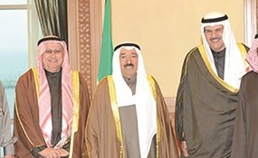 صاحب السمو مستقبلا اعضاء جمعية الصحافيين برئاسة احمد يوسف بهبهاني رحمه الله بحضور وزير الاعلام الاسبق الشيخ سلمان الحمود