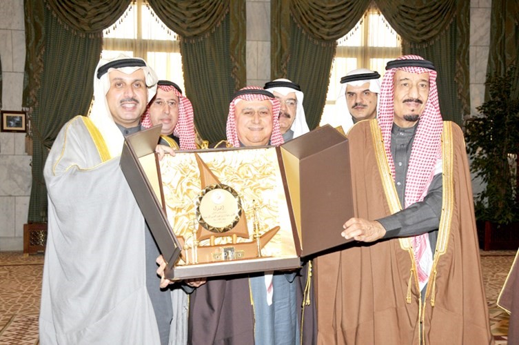 خادم الحرمين يتسلم درعا تذكارية من الراحل احمد بهبهاني بحضور سفير الكويت الاسبق الشيخ حمد جابر العلي