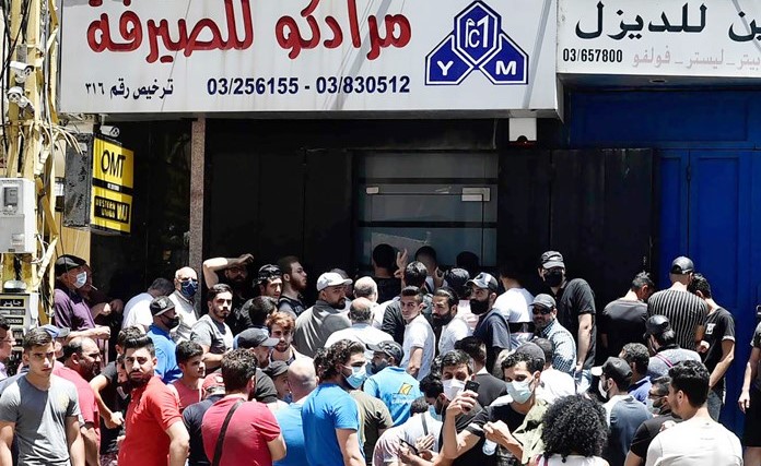 زحمة اللبنانيين امام المصارف للحصول على 200 دولار كحد أقصى	(محمود الطويل)