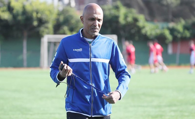 جمال طه اثناء قيادته تدريبا سابقا لمنتخب الأزر في غياب تشيبوتاريو