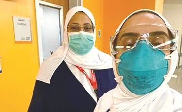 د.أسيل العوضي عقب إجراء المنظار