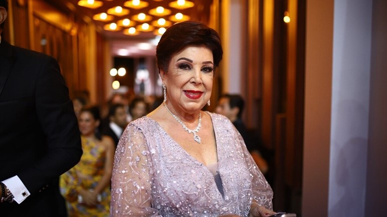 الفنانة المصرية رجاء الجداوي لا زالت تعاني من كورونا ووضعها على جهاز تنفس صناعي يدخل عبر الأنف