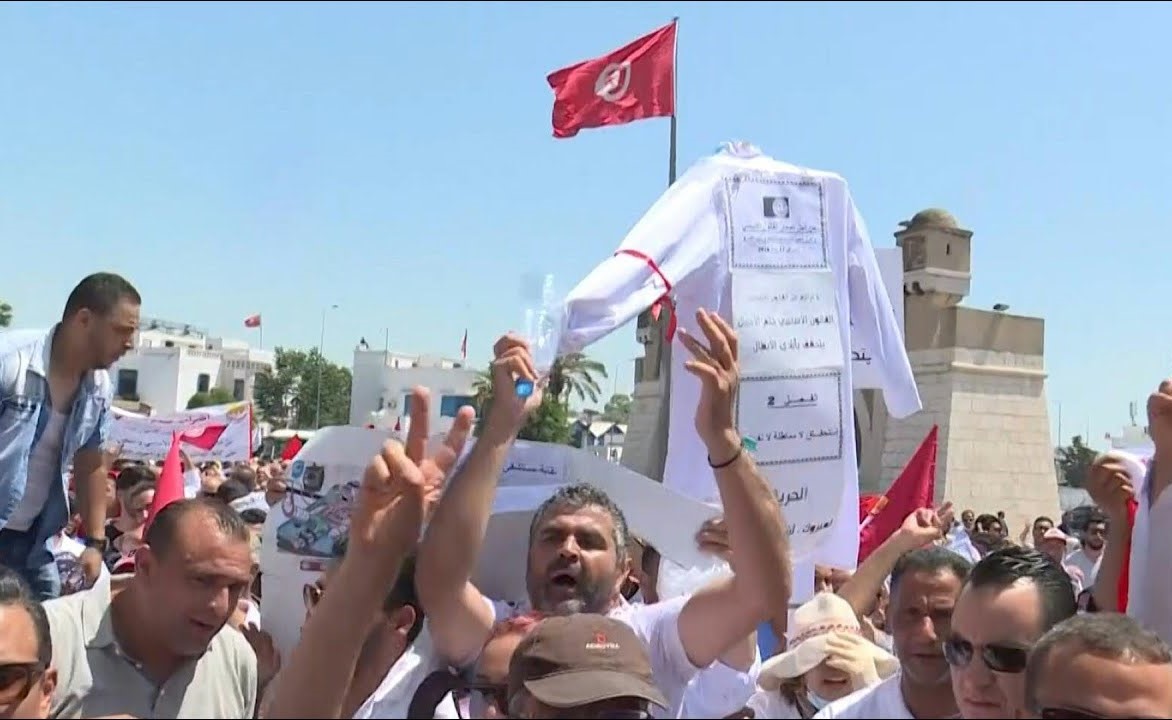 بالفيديو.. احتجاجات واضراب عام في المستشفيات الحكومية التونسية للمطالبة بإصلاحات