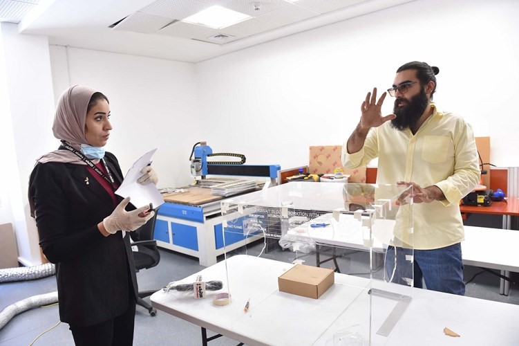 عبدالهادي بوصخر يشرح للزميلة آلاء خليفة عن صندوق التنبيب الرغامي