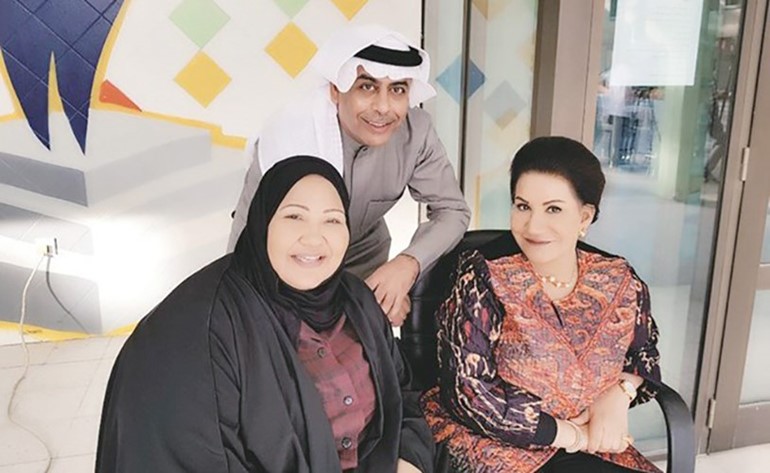 د.فهد مع الفنانتين القديرتين سعاد عبدالله وانتصار الشراح في كواليس نوايا