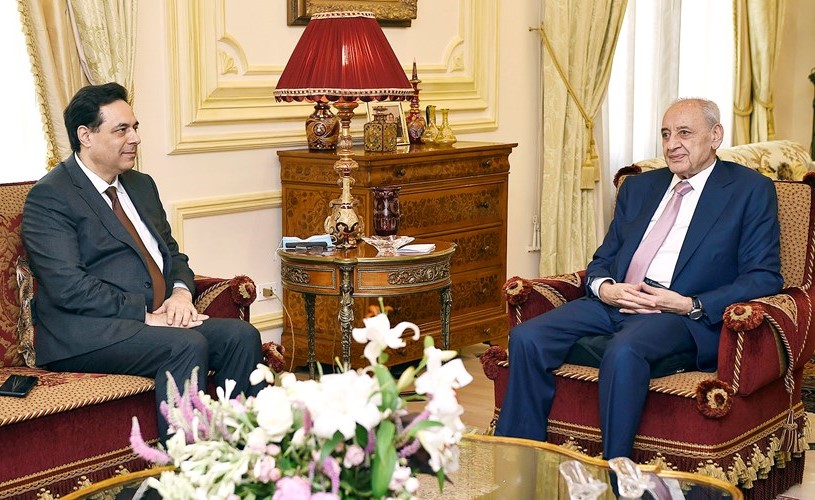 رئيس مجلس النواب نبيه بري مستقبلا رئيس مجلس الوزراء حسان دياب في عين التينة	(محمود الطويل)