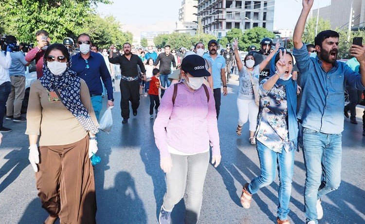 محتجون أكراد خلال تظاهرات في مدينة السليمانية تنديدا بالعملية العسكرية التركية في شمال العراق امس الاول (ا.ف.پ)