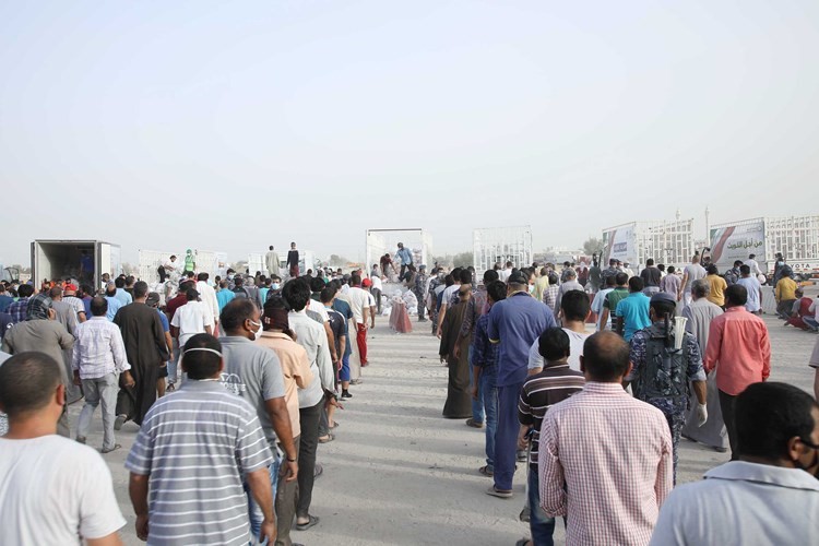 جانب من عملية توزيع السلال الغذائية على المعزولين في خيطان